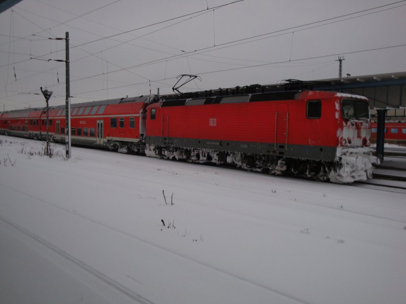 Man kann es 143 917-3 ansehen, dass es in Sachsen krftig geschneit hat. Hier ist sie kurz nach der Abfahrt mit RE 26110 nach Leipzig auf Gleis 5 von Zwickau Hbf zu sehen. Fotografiert am 05.01.2009