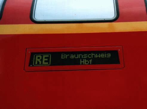 Matrix-Anzeige eines neuen Doppelstockwagens mit Reiseziel Braunschweig Hbf