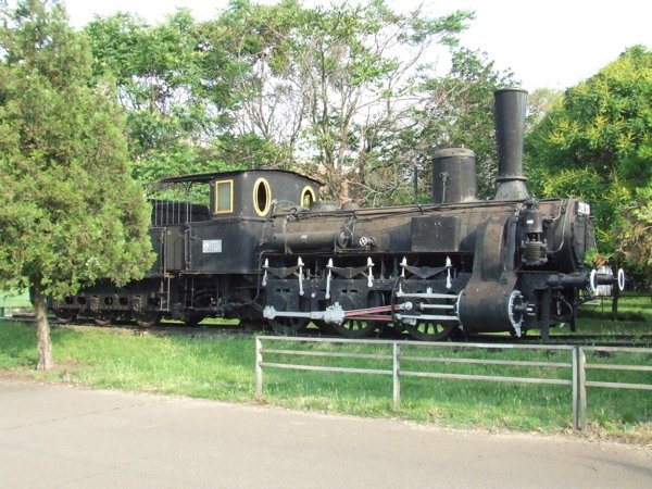 Denkmallok - MAV 326-136 Ausgestellt am Grossbahnhof Debrecen 