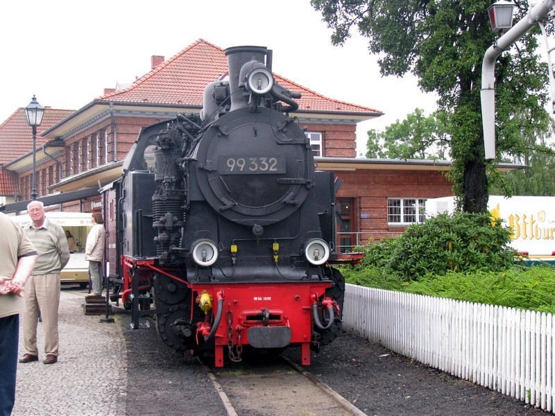 MOLLI-Dampflok BR 99 332 -Mecklenburgische B�derbahn -MOLLI- mit Packwagen, K�hlungsborn-West