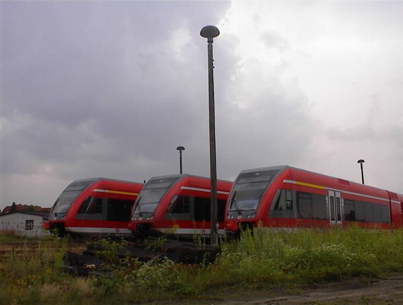 Mehrere VT 646 in Neuruppin, Juli 2001.