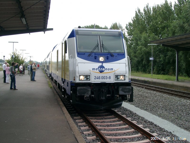 anl��lich der Loktaufe befindet sich die 246 003-8 im Bahnhof