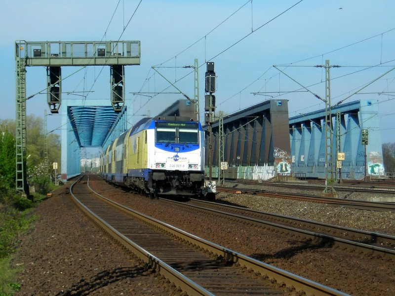 246 007 auf den Suderelbbr�cken mit einem Metronom 