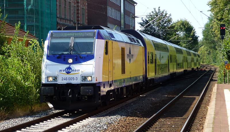 Der von 246 005-3 gezogene metronom aus Cuxhaven nach Hamburg