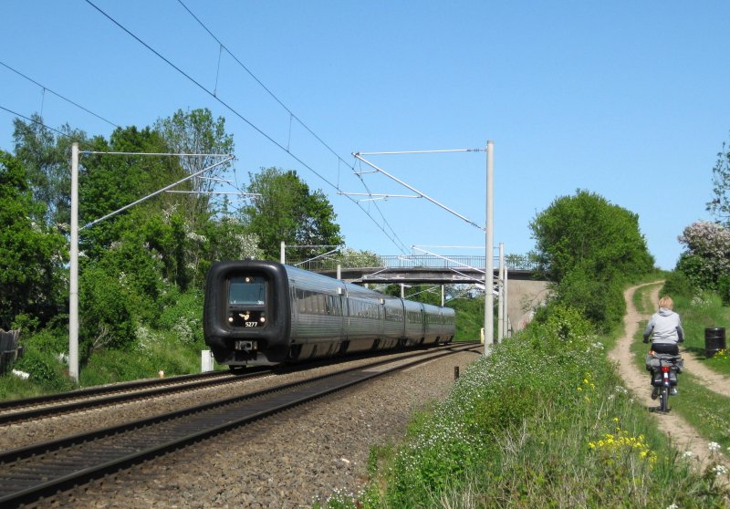 DSB IC 3 5277 und 5076 durchfahren am 13.05.09 als