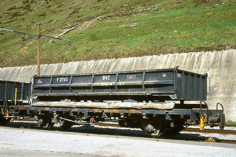 MGB exBVZ - F 2793 am 23.05.1997 in Zermatt - Schotterwagen mit Kippmulde 2-achsig mit 1 offenen Plattform - Baujahr 1960 - SIG/Wirz - Gewicht 9,10t - Ladegewicht: 13,00t - LP 8,62m - zulssige Geschwindigkeit km/h 55 - 4=23.08.1993 - Lebenslauf: ex M3 2635 - 1973 Lb 2635 - 23.08.1993 F 2793 - 2003 MGB F 2793
