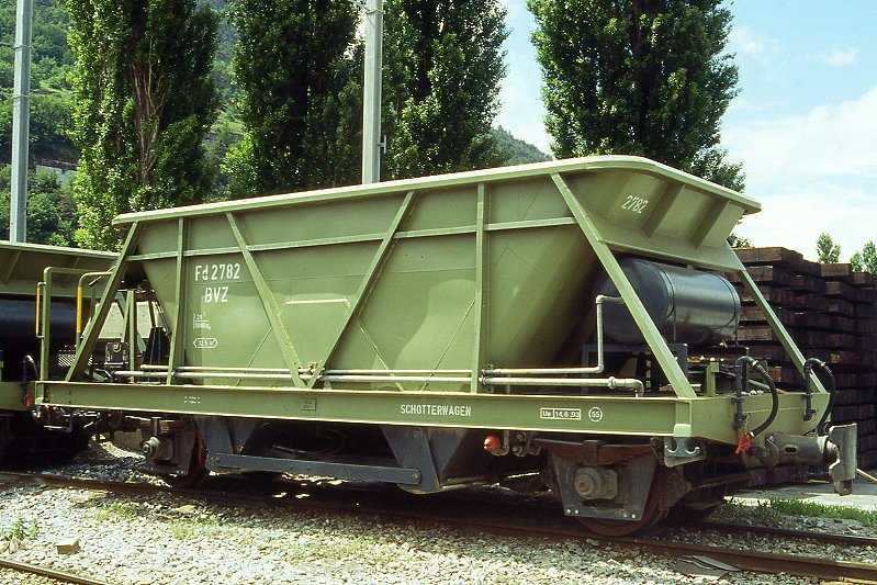 MGB exBVZ - Fd 2782 II am 09.06.1995 in Visp - Schotterwagen 2-achsig mit 1 offenen Plattform - Baujahr 1960 bernahme 14.06.1993 - Richard/BVZ - Gewicht 10,00t - Ladegewicht: 20,00t - LP 7,65m - zulssige Geschwindigkeit km/h 55 - Lebenslauf: ex La Mure N 1042 - 14.06.1993 BVZ Fd 8782 II - 2003 MGB Fd 2782 II
