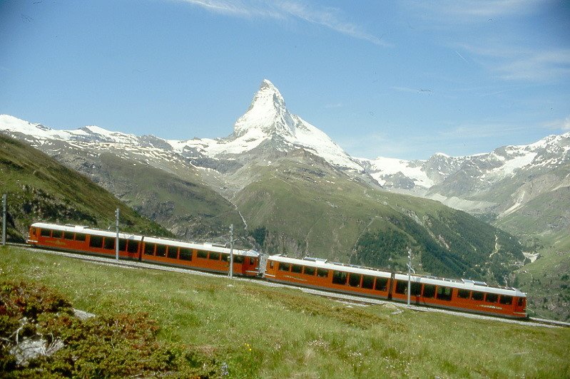 MGB GGB - Regionalzug 235 von Zermatt nach Gornergrat am 29.06.2007 bei Riffelboden mit Bhe 4/8 3084 + Bhe 4/8 3083 - Blick: Matterhorn
