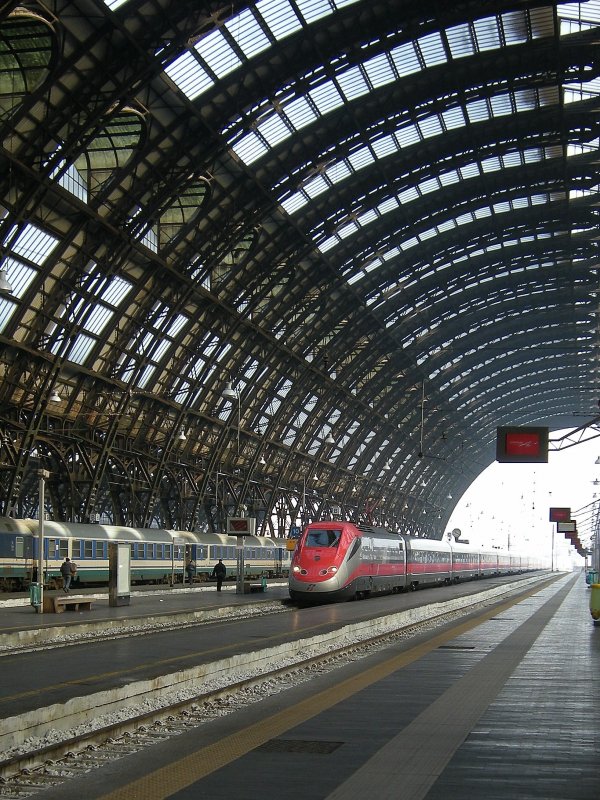 Die Gr�sse der Bahhofshalle von Milano Centrale zeigt sich erst,