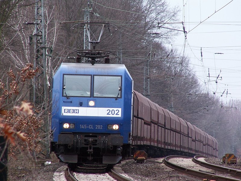 Mit einem langen Gterzug im Schlepp kmpft sich diese BR 145 den kleinen Hgel vor dem Abzweig Moers-Meerbeck hinauf. Das Foto stammt vom 07.03.2008 