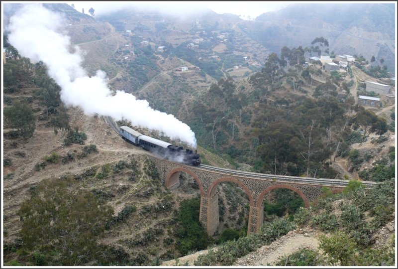 Mit frischem Wasser versorgt, nimmt 440.008 die nchste Steigung in Angriff und berquert kurz vor Erreichen der Scheitelhhe diese schne Brcke. (28.10.2008)