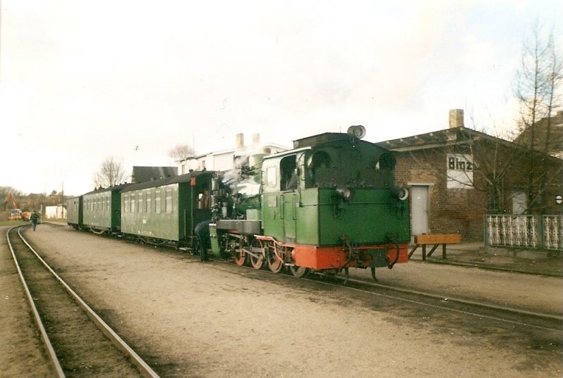 Mit nur zwei Reisezugwagen und dem Packwagen steht Mh53 im Mrz 1998 in Binz als Personenzug Binz-Ghren.Die Strecke nach Putbus war diesem Zeitpunkt wegen Gleiserneuerung gesperrt.