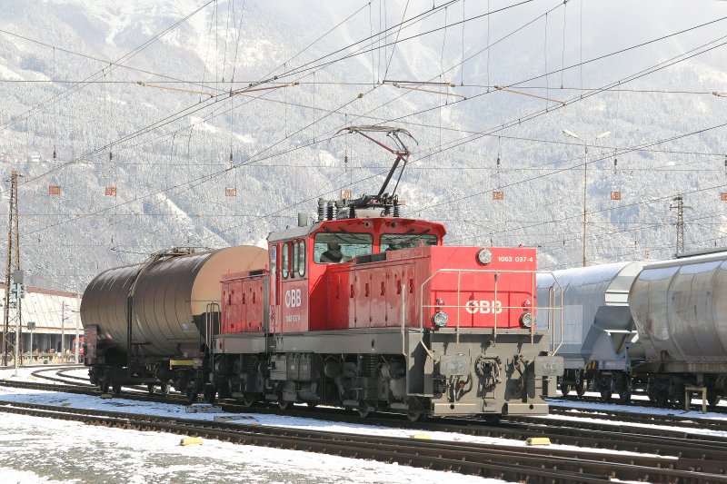 Mit Verschubaufgaben im Frachtenbahnhof Innsbruck war, am 03. Mrz 2008, die Lok 1063 037-4 beschftigt.
Sie trgt bereits das neue Design, verkehrsrot und BB Schriftzug.