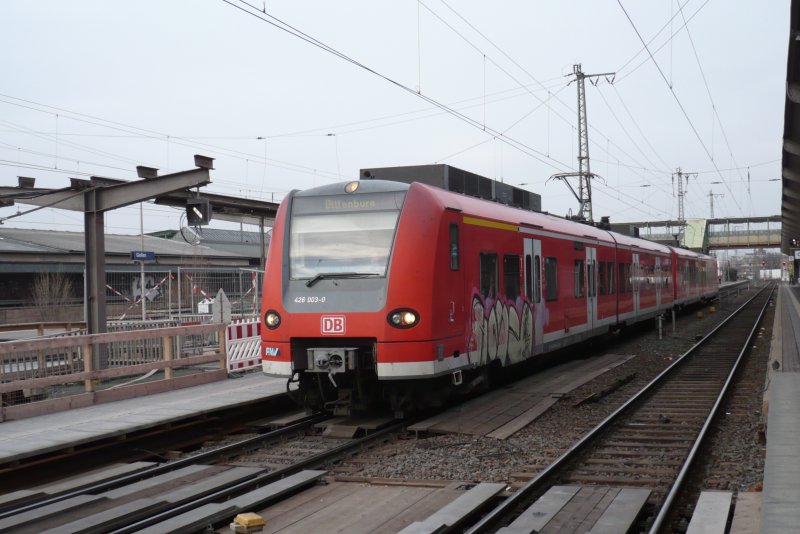 Mittelhessenexpress: 426 003/503 und ein unbekannter ET 426 als RE    25170 nach Dillenburg in Gieen Hbf im Einsatz.Der 426 003 ist leider mit Graffti beschmiert.(28.02.2009)