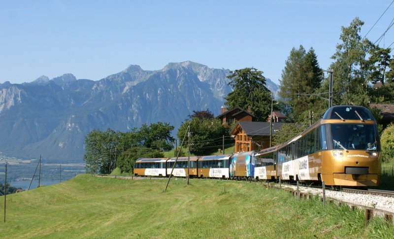 Der Golden Panoramic Express 3118 kurz vor Les Avants am