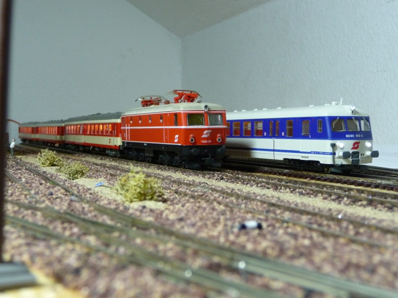 1044.04 (small car) and 4030 315-8 (Dolischo) by day. (10.08.09)
