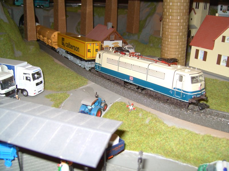 Die BR 184 003 mit einem Gemischteng�terzug k�mpft sich den