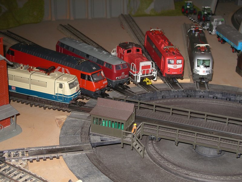 Full House im BW wegen Bahnstreik. Die Loks von Links