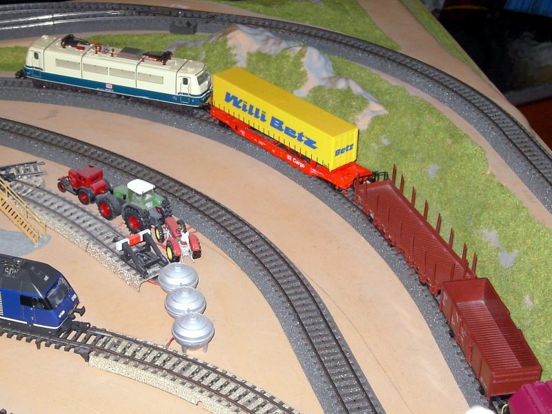 Die 184 003 mit einem G�terzug bei der Westlichen Bahnhofseinfahrt.