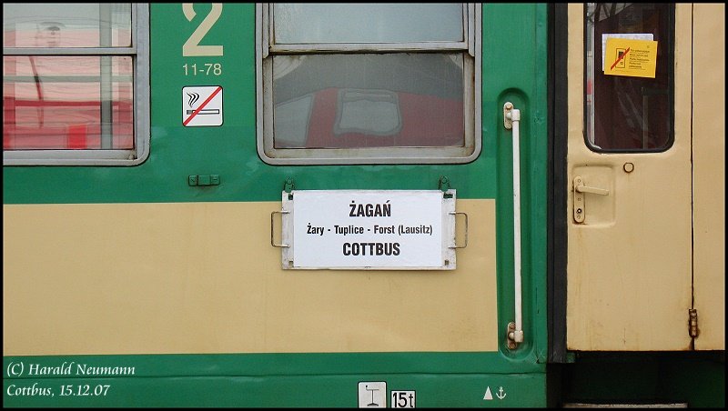 Moderne bedruckte Klebefolie auf herkmmlichen Blechlaufschildern, dass ist die Technik die an diesem polnischen Zug genutzt wird.