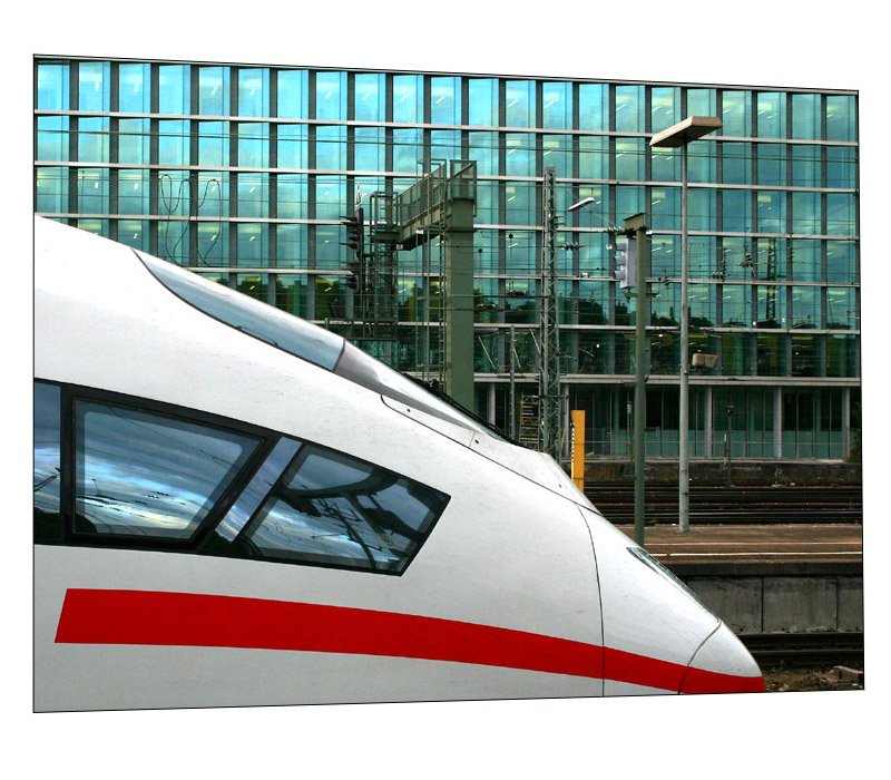 Modernes Design und moderne Architektur -

... treffen am Stuttgarter Hauptbahnhof aufeinander - 

Neue Bearbeitung eines schon mal gezeigten Bildes. 

28.9.2005 (M)