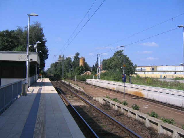 Bahnsteig des Haltepunktes D�lken mit Blick Richtung Kaldenkirchen/Venlo. In der
