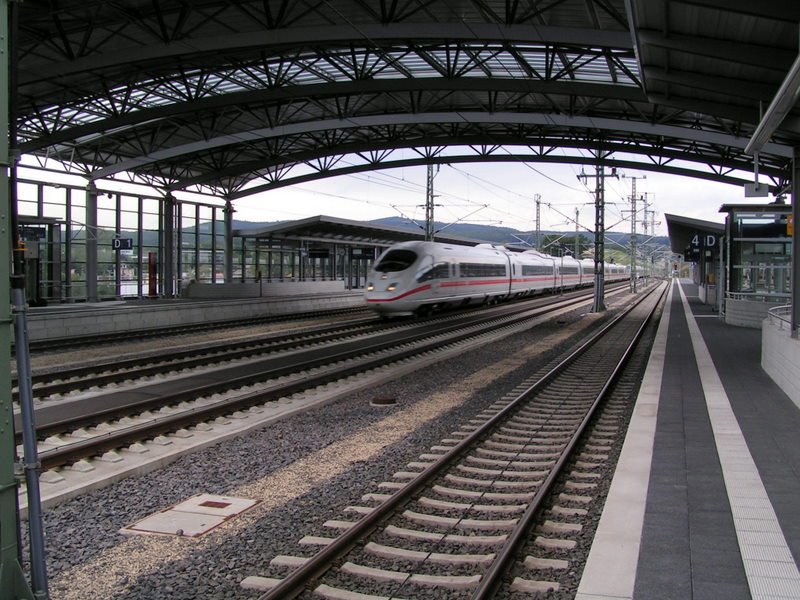 Am 23.08.06 rauscht mit hoher Geschwindigkeit ein ICE-3 in Montabaur