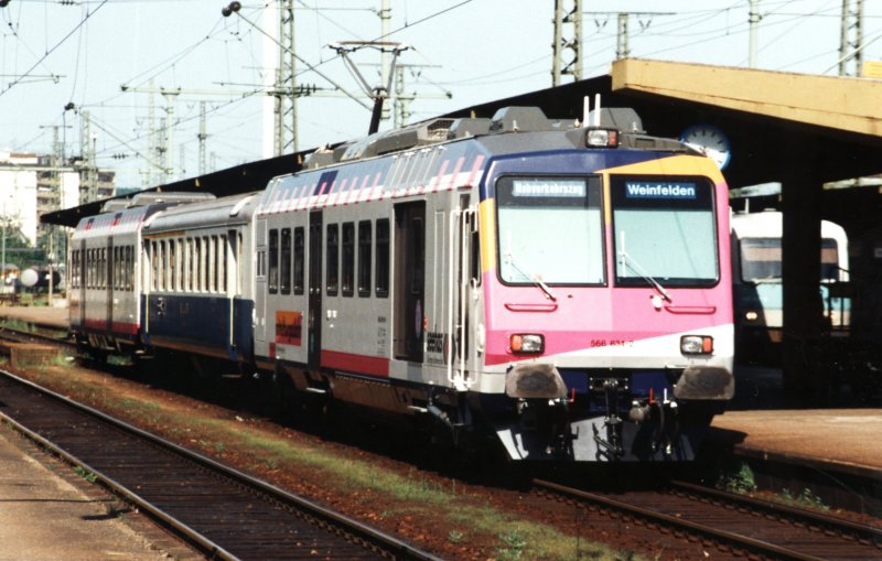 MThB 566 634-2 am 1.6.1994 in Singen (Htw).
Dieser Zug besteht aus einem Trieb- und einem Steuerwagen der MThB und einem Reisezugwagen der BLS, welche Leihweise in den Stozeiten der Reginalzge auf der Seehas-Strecke eingesetzt wurden.