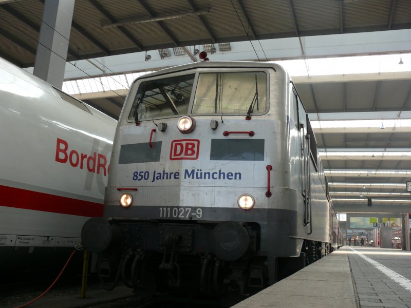Frontansicht der 111 027 850 Jahre M�nchen in M�nchen, 06.04.2009