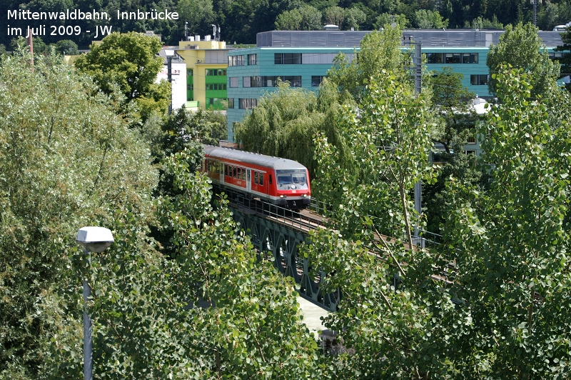 Mnchener Zug auf der Mittenwaldbahn betritt die Innbrcke. Im Juli 2009 kHds