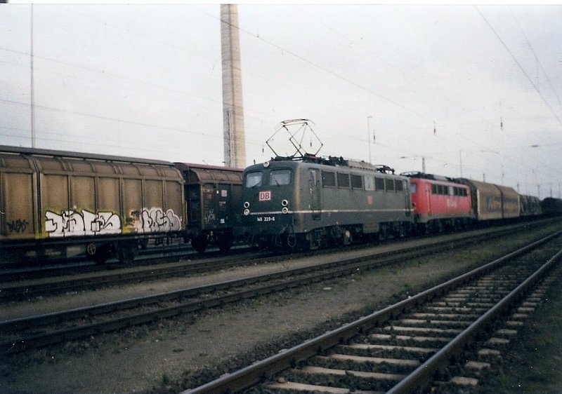 Die gr�ne 140 229 vor einer Schwesterlok im Juni 2002
