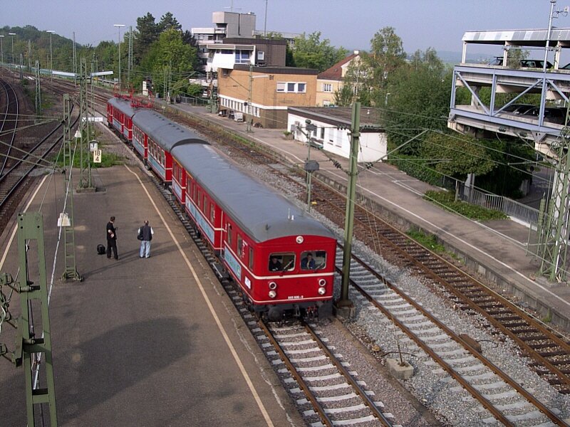 Murrbahn 2006 - Erstmals am 16.09.2006 stand der Triebwagen 465 006  Roter Heuler  wieder im Planeinsatz. An diesem Tag bernahm er die gesamten Zugleistungen auf der Strecke Marbach - Backnang von den Triebwagen der Reihe 425/426. Hier fhrt der Zug gerade aus Marbach kommend in Backnang ein.