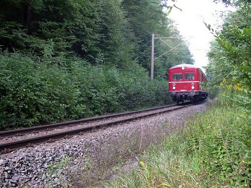 Murrbahn 2006 - Zwischen Kirchberg und Burgstall ist am 16.09.2006 der  Rote Heuler  465 006 als Regionalbahn nach Backnang unterwegs.
