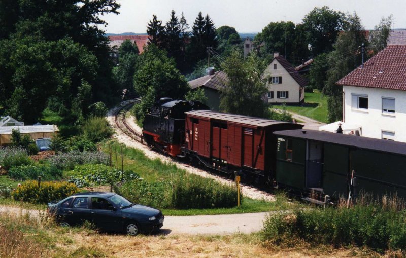 99 716 mit ihrem Personenzug im Jahre 1997 zwischen Ochsenhausen