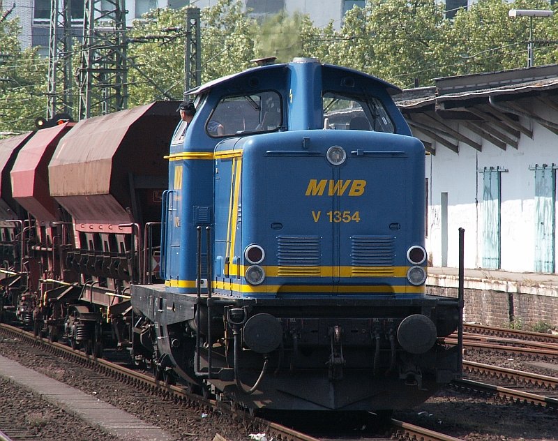 Eine ehemalige DB V100 schleppt einen G�terzug durch den D�sseldorfer