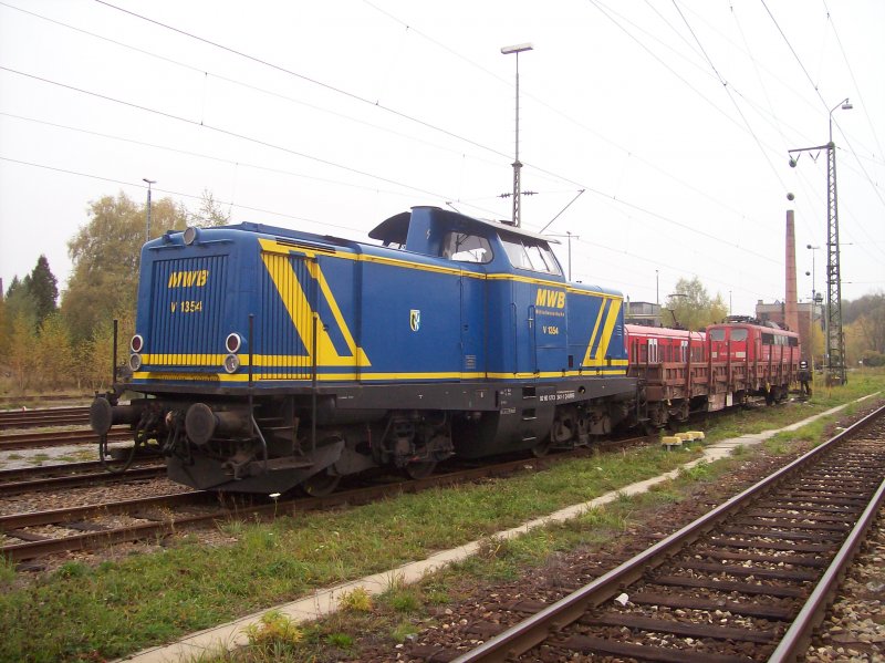 Mittelweserbahn V 1354 (ehemalige BR V 100) samt Rungenwagen abgestellt