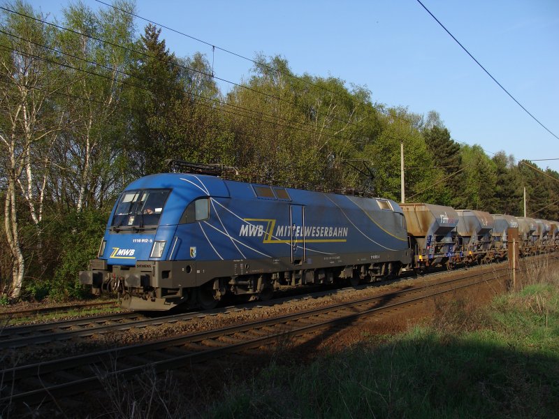 1116 912-5 der MWB mit einem Ganzzug railpro Schotterwagen auf