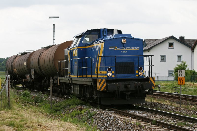 V1701 MET with two tank cars on 04.06.2009 in Tüßling.