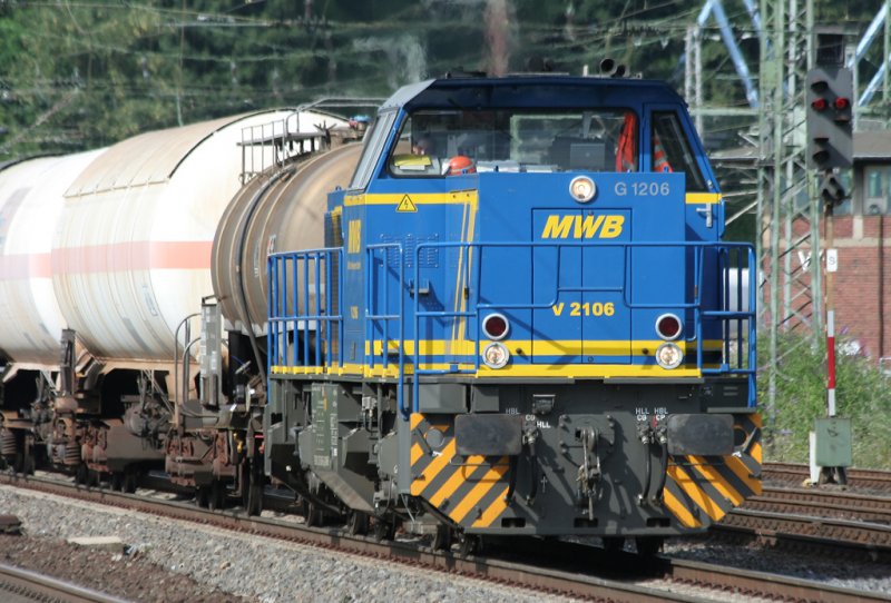The V2106 MET passes Cologne West with a mixed freight