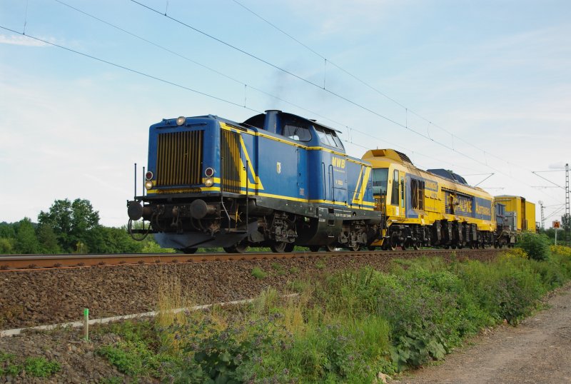 V1353 der MWB zieht ein nagelneues Baufahrzeug durch die Baustelle