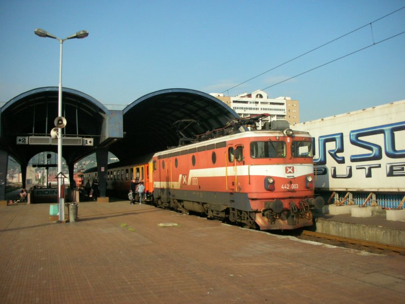 MZ 442 003 (Umbauvariante der BR 441) mit dem, nur aus zwei Wagen bestehenden B 390 nach Beograd, am 4.5.09 im neuen Bahnhof Skopje