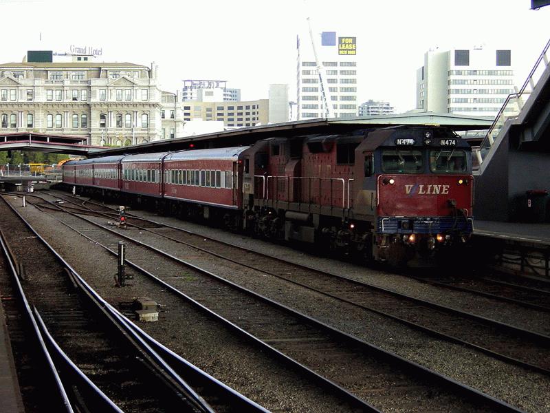 N474 der V-Line steht mit Personenzug bereit zur Abfahrt, Spencer Street Station, Melbourne April 2002 - im Vordergrund ist eine Breit-/Normalspur-Weiche erkennbar: das durchgehende Normalspur-Gleis 1 wurde speziell fr den XPT Intercity aus Sydney eingerichtet; ber die Weiche knnen nur Breitspurfahrzeuge einfahren oder Gleis 1 verlassen.