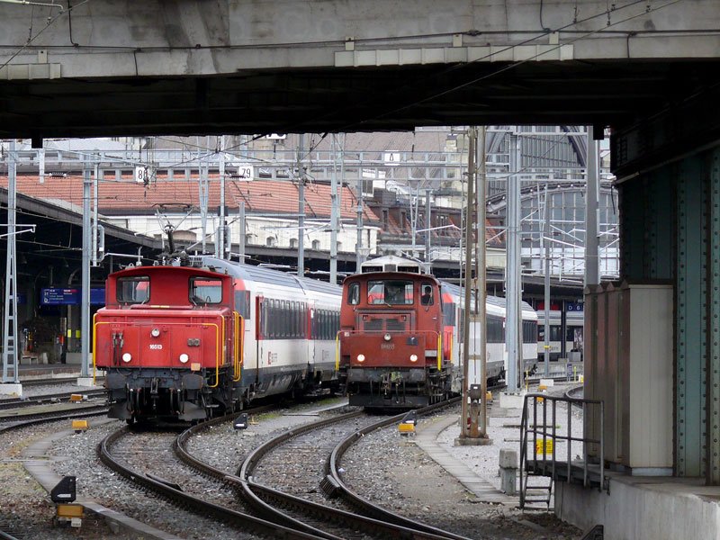 Nach dem Rangieren das hnliche Bild, nur dass die E-Lok Ee 3/3 16513 und die Diesellok Em 3/3 18822 die Seiten getauscht haben; Basel SBB, 25.03.2009
