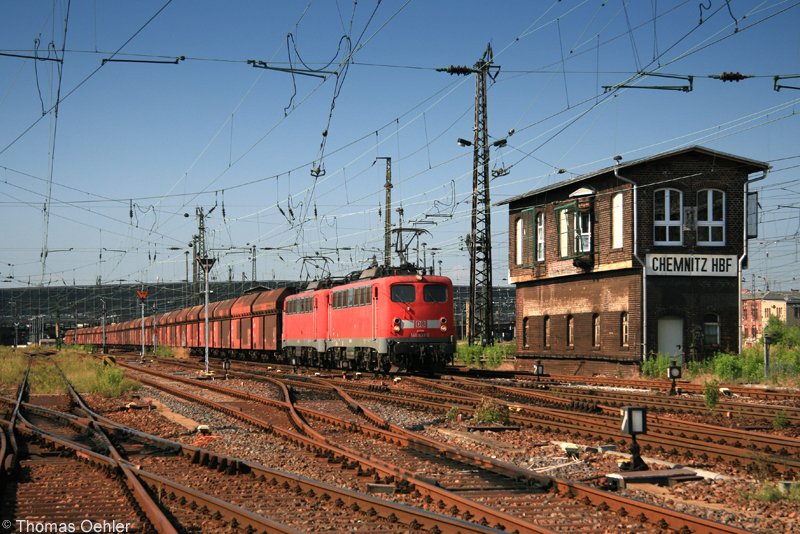 Nach langer Zeit ist mir am 08.06.07 doch noch eines meiner Wunschbilder gelungen: Bei Traumwetter ein 140er-Doppelpack (Vorspann ist 140 837) vor dem Kohleleerzug bei der Ausfahrt aus Chemnitz Hbf abzulichten. Nchstes Jahr beginnt der Totalumbau von Chemnitz Hbf - dann sind Formsignale und wahrscheinlich auch die Ziegelstellwerke ein fr alle mal Geschichte!