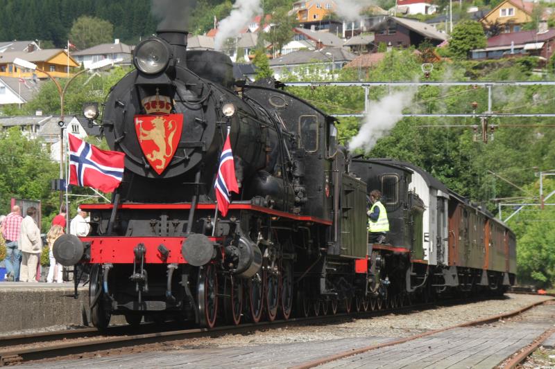 Nach vier Tagen Fahrt mit vielen Feierlichkeiten steht der Jubilumszug kurz vor seinem Ziel zur Prsentation im Bahnhof Indre Arna; 07.06.2009