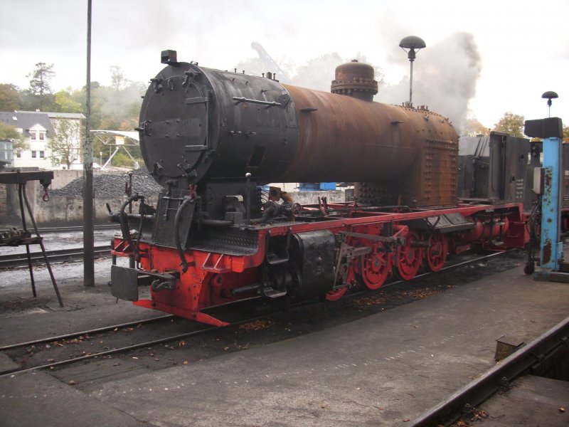 Nachdem dem Ende ihrer Kesselfrist steht die teilweise zerlegte 99 4011 am 14.Oktober 2009 in Putbus.Die Lok soll auch weiterhin auf Rgen bleiben.