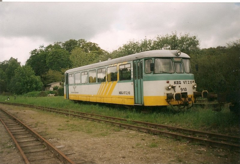 Nachdem Insolvenz der Karsdorfer Eisenbahn lieen die KEG den Triebwagen VT 2.10 910 in Putbus zurck.