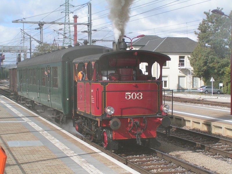 Nachdem die Stehkesseldampflok den ganzen Bahnhof von Rodange in Dampf gehllt hatte, setzte sie sich in Richtung Ptange in Bewegung. 19.09.04