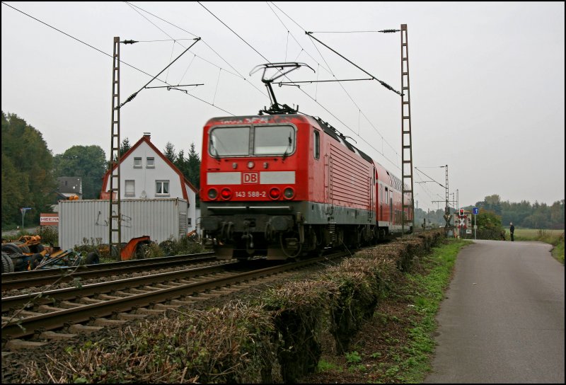 Nachschuss auf die 143 588, die hier die RB56 (RB 39636)  DER ISERLOHNER  nach Hagen schiebt. (10.10.07)