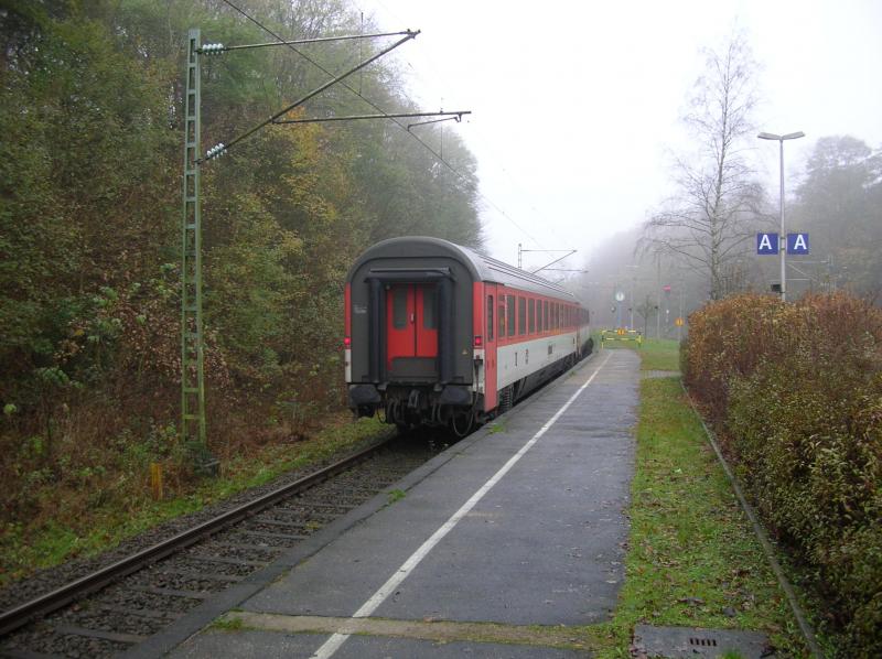 Nachschuss auf den EC 371 (Arhus-Prag), der gerade im Novembergrau verschwindet, nachdem er pnktlich um 10.59 Uhr den Bahnhof von Flensburg verlassen hat. Dieser Zug und der Gegenzug (EC 370) bestehen immer aus tschechischen EC-Waggons.